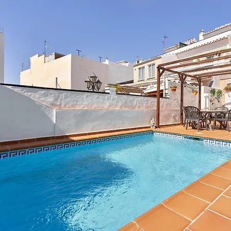 Vivienda Con Piscina *