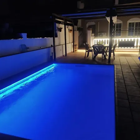 Vivienda Con Piscina *